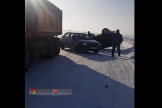 Грузовик опрокинул легковушку на крышу на алтайской трассе