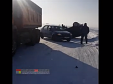 Грузовик опрокинул легковушку на крышу на алтайской трассе