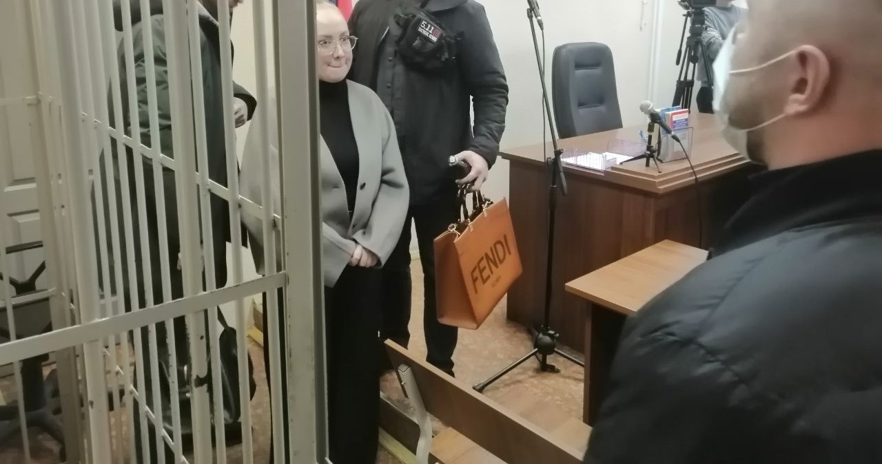 Суд Екатеринбурга продлил блогеру Улановой, обвиняемой в мошенничестве, действие ограничительных мер
