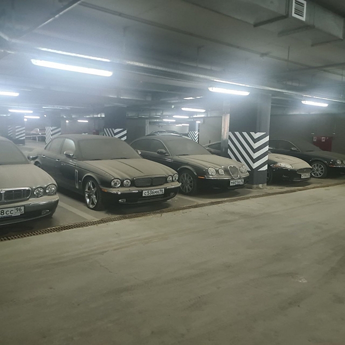На парковке отеля в Екатеринбурге нашли забытую коллекцию автомобилей Jaguar