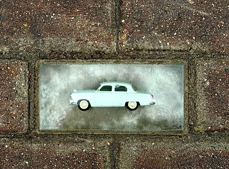 Петербургский художник создал арт-объекты среди брусчатки в Нижнем Новгороде