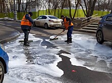 В Теплом Стане моют дороги и красят фасады домов