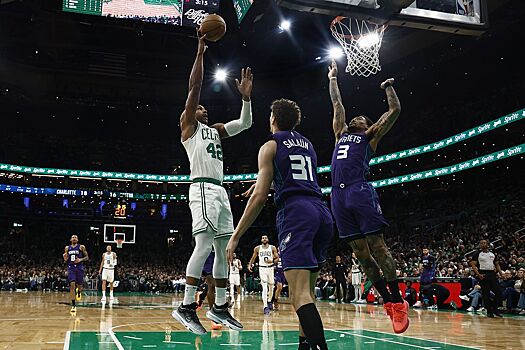 Чемпион НБА посетил финал NCAA и поздравил одного из героев с победой