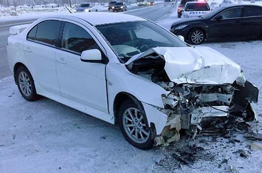 Не проскочил: в Новом Уренгое Mazda протаранила Mitsubishi