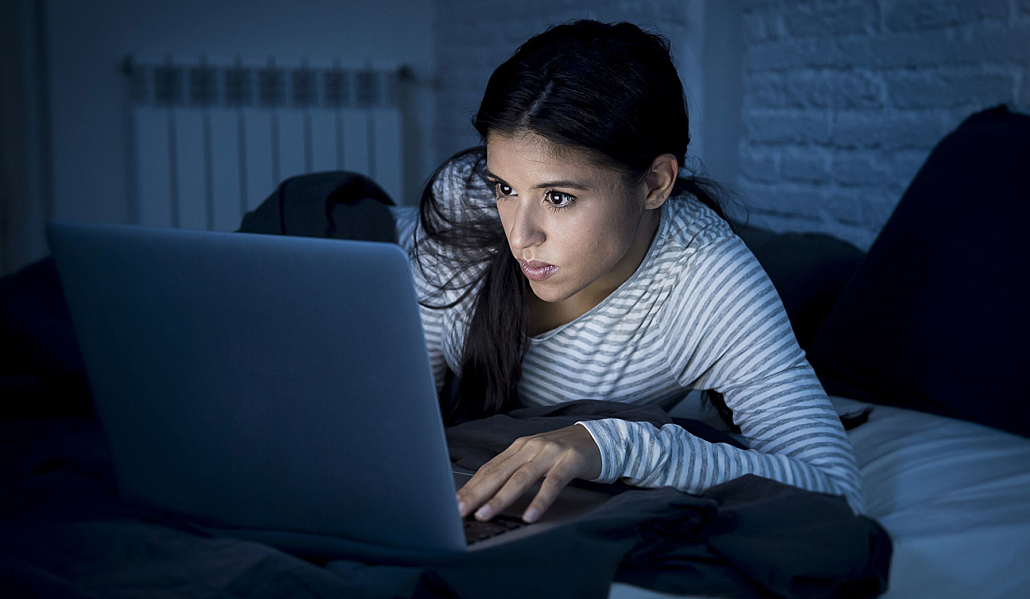 тёмная комната ночью. поздней ночью в доме. человек за письменным столом. поздней ночью в доме. работа за компьютером ночью.