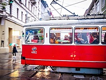 В Граце начал курсировать «красный трамвай»