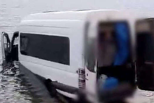 В Иркутской области автобус с 17 пассажирами укатился в Байкал и попал на видео