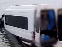 В Иркутской области автобус с 17 пассажирами укатился в Байкал и попал на видео