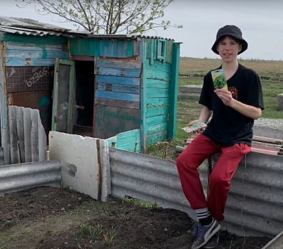 Школьник из Челябинской области, который сам построил дом, высадил во дворе картошку, редиску и лук