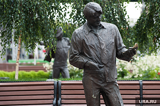 Звезда «Счастливы вместе» часто посещает памятник Гене Букину в Екатеринбурге