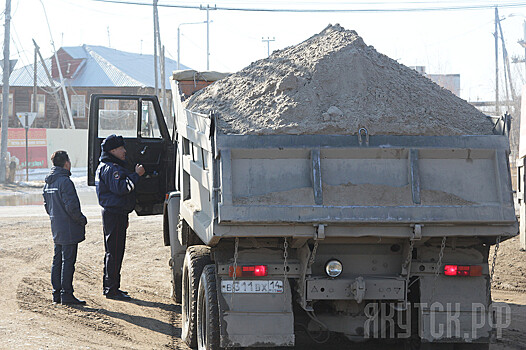 В Якутске оштрафовали водителей грузовиков, не укрывающих сыпучие грузы пологом