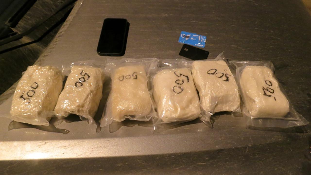 На трассе под Тюменью экипажем ДПС задержан наркокурьер, перевозивший в машине 3 кг наркотика