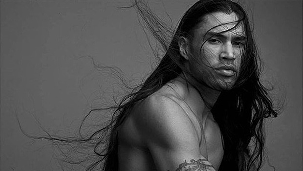 Гора упругих мышц и индейский профиль: изучаем Instagram новой музы Анджелины Джоли — актера Мартина Сенсмейера