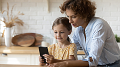 Как установить  контроль на гаджете и не испортить отношения с ребёнком: советы Андрея Курпатова