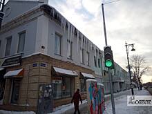 Мэрия Оренбурга предупреждает жителей об опасности схода снега и наледи с крыш