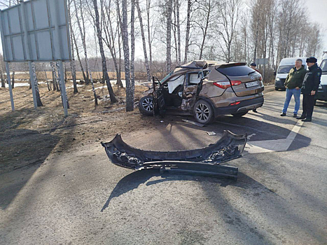 Пенсионер погиб при столкновении грузовика и кроссовера на трассе в Тюменской области