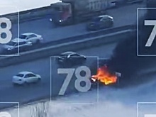 В Петербурге горящая легковушка на КАД создала многокилометровый затор