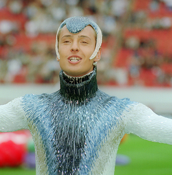 В Одессе Витас познакомился со своим будущим продюсером Сергеем Пудовкиным. После переезда в Москву Витас успел поработать на ТВ-6 и выпустил клип на одну из самых успешных своих песен - «Опера №2». После дебюта Витаса многие слушатели заинтересовались, в чем секрет его удивительного высокого голоса. Пудовкин объяснял это особенным строением горла. 