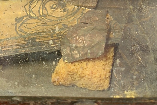 В Поморье в древней иконе нашли кусочек хлеба