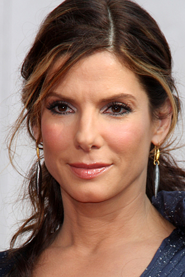 Сандра Баллок "заработала" отметину над левым глазом в совсем юном возрасте. Будущая актриса упала с высокого холма в реку.