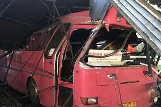 В Борисоглебске обвалившаяся из-за снега крыша повредила пять автобусов