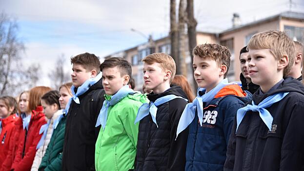 Синие галстуки «беляевцев» надели вологодские школьники