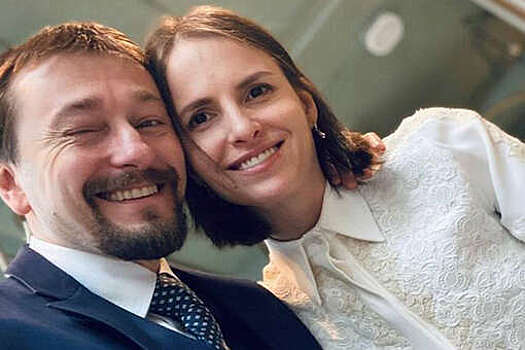 Актер Сергей Безруков пришел на премию с женой Анной