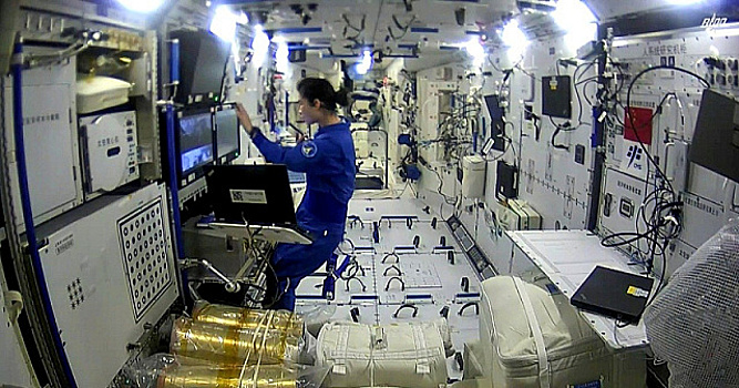 Экипаж «Шэньчжоу-14» нарабатывает опыт в открытом космосе