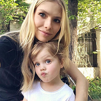 Прекратите немедленно: зачем Лена Перминова делает макияж своей 5-летней дочери?