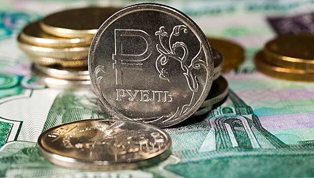 Рубль замедлил снижение к доллару на заявлениях Трампа