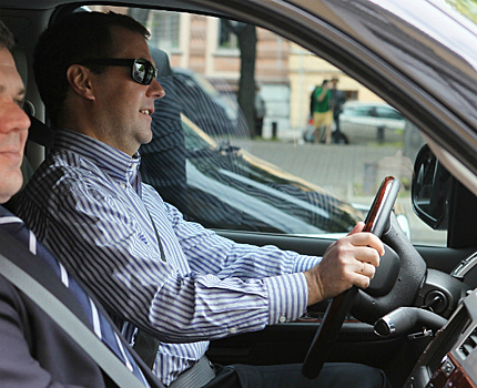 В Калининграде Медведев сел за руль машины