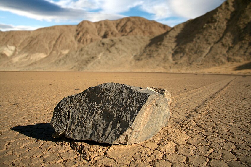 Движущиеся камни. Этот природный феномен можно наблюдать лишь в одном месте на планете: в заповеднике Долина Смерти в США. Камни действительно передвигаются по влажной глиняной поверхности пустыни из-за сильных порывов ветра. 