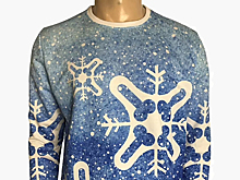 Дизайнеру пришлось отказаться от продажи новогодних свитеров из-за пошлой ошибки