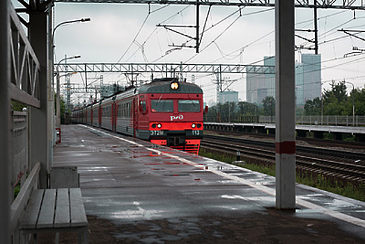 Электрички на Горьковском направлении МЖД следуют с опозданием из-за незапланированной остановки поезда