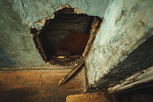 Школьник из Прикамья добился компенсации за травму при обрушении потолка