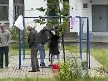 В Москве мигранты устроили забой барана на детской площадке и попали на видео