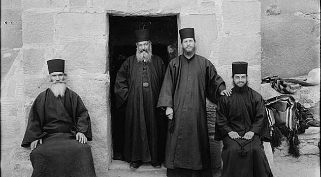 Почему греческие православные не ставят свечи в храме