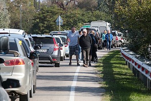 Большая пробка на подъезде к Крымскому мосту попала на видео и возмутила россиян