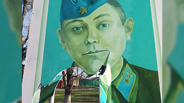 Молодой россиянин порезал портреты на Аллее Героев и сразу засобирался на СВО. Подробности