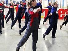 Лужские чиновники проводят корпоративную зарядку в новом ФОК "Луга"