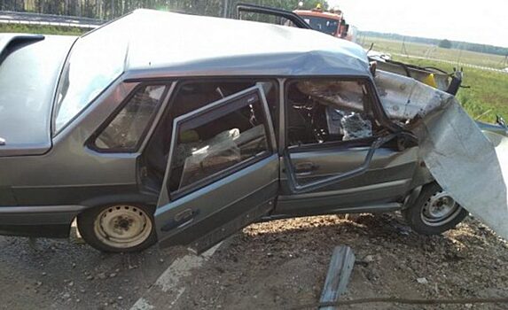 Lada превратилась в груду металлолома после столкновения с отбойником