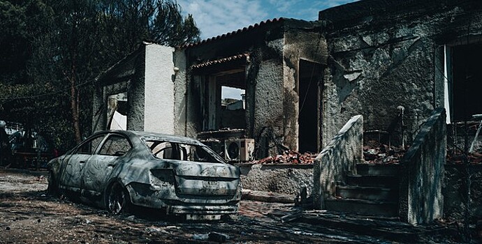 Премьер Греции прервал отпуск из-за пожаров