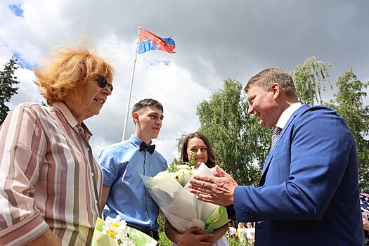 Над площадью у городских часов в честь Дня семьи, любви и верности поднят флаг Красноярска