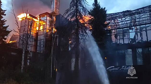 Пожар в спорткомплексе в Петербурге локализовали