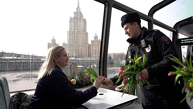  полицейские поздравили россиянок с 8 Марта