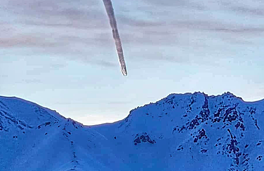В небе над Аляской заметили странный объект