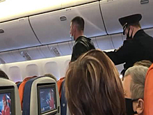 Пьяный пассажир вынудил пилота отложить вылет воздушного судна и попал на видео