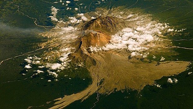На Камчатке вулкан Шивелуч выбросил столб пепла