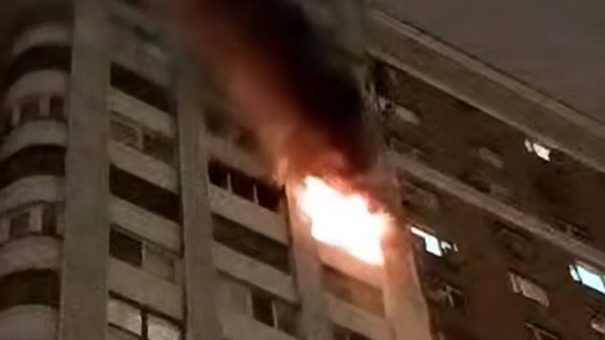 На Рублевском шоссе в Москве загорелась квартира в жилой многоэтажке