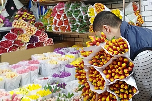 «Пошли дальше – нормальные найдем»: как торгуются перед праздником на Рижском рынке